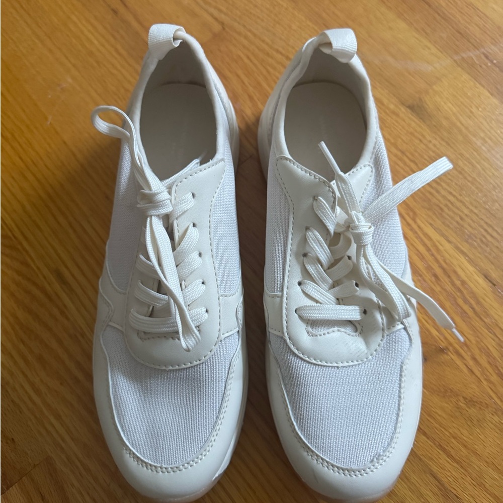 BANANA REPUBLIC SNEAKERS